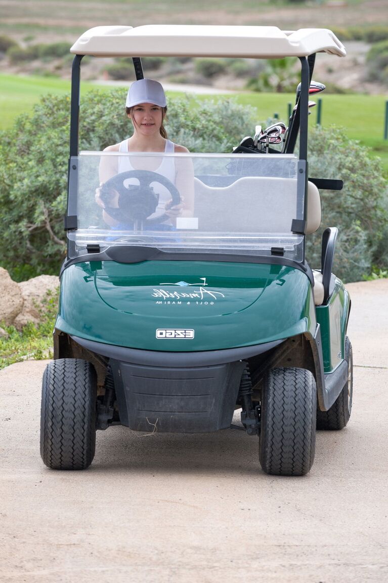 21P O jovem golfista Matty mostra sua bunda grande
