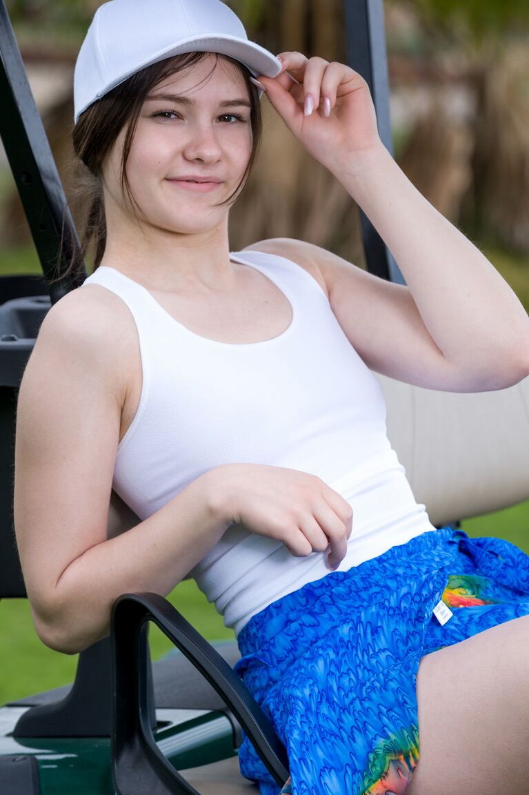 21P O jovem golfista Matty mostra sua bunda grande
