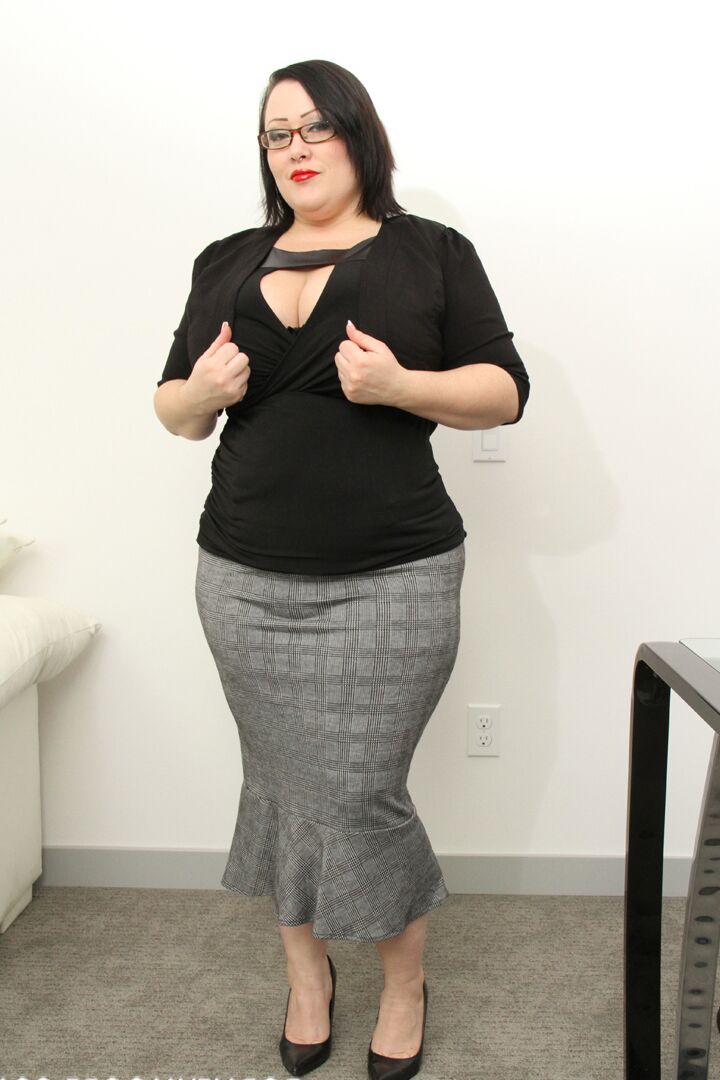 21P Fat MILF amadora Bunny De La Cruz perde a roupa e exibe seus grandes juggs
