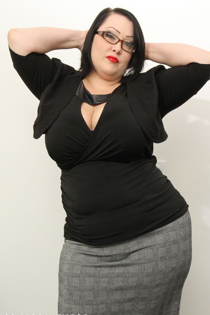 21P Fat MILF amadora Bunny De La Cruz perde a roupa e exibe seus grandes juggs