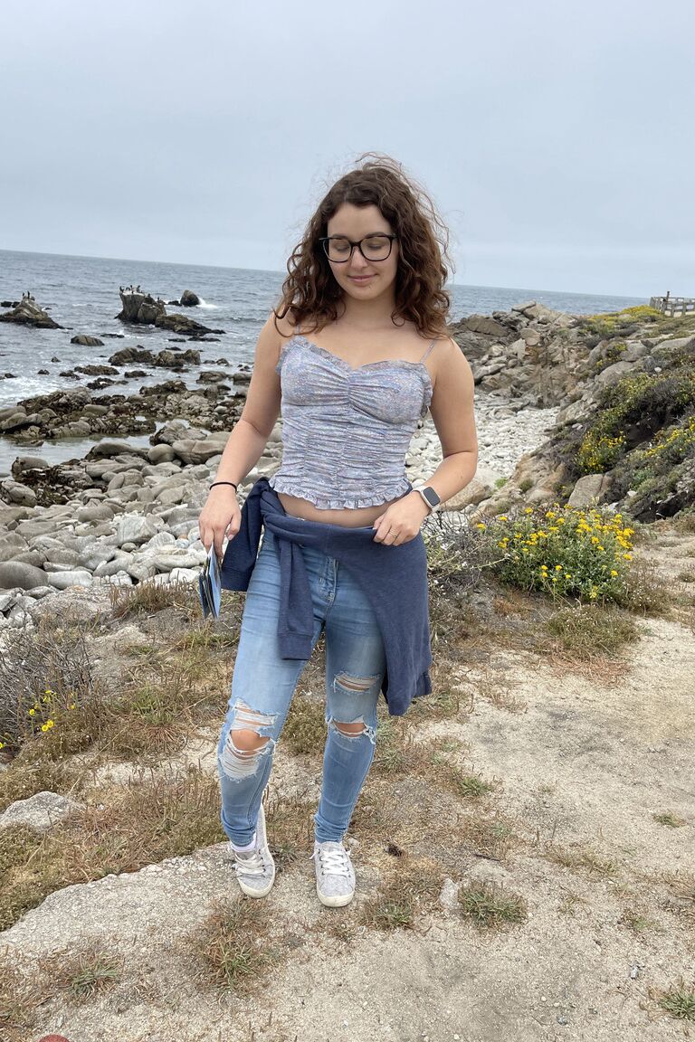 21P Petite adolescente amadora com óculos Leana Lovings mostrando seus buracos de perto