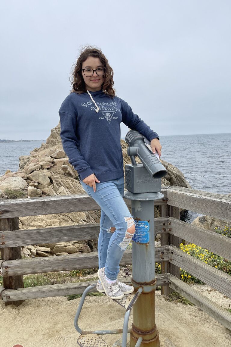 21P Petite adolescente amadora com óculos Leana Lovings mostrando seus buracos de perto