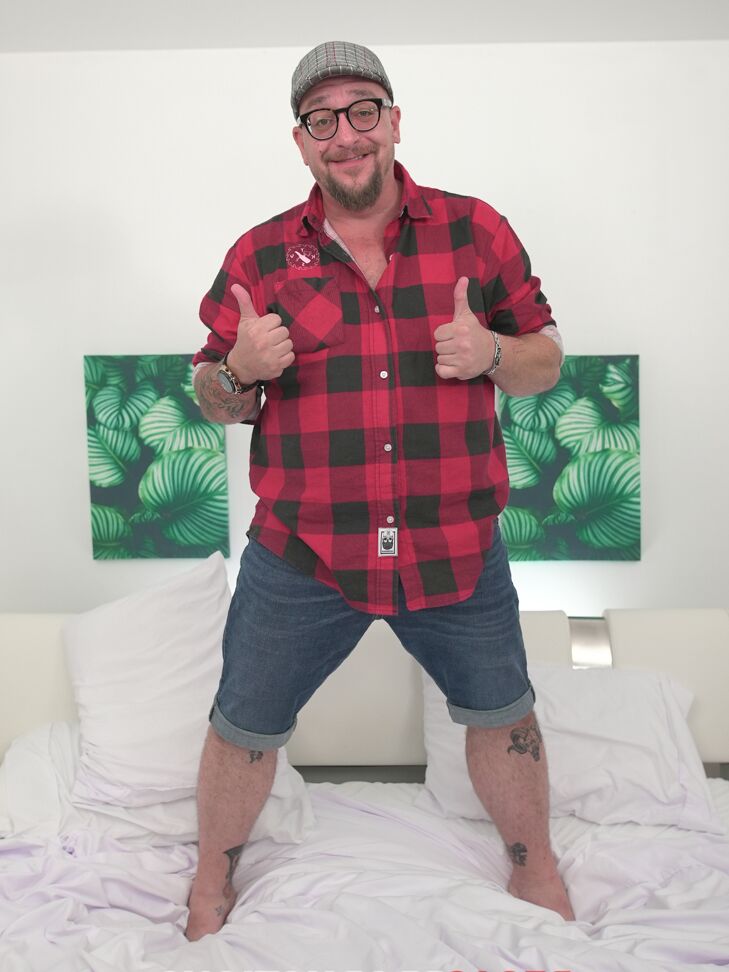 19P ピアスをしたインクを塗ったベイビー、プリンセス 69 が男性の前で服を脱いでポーズを取る