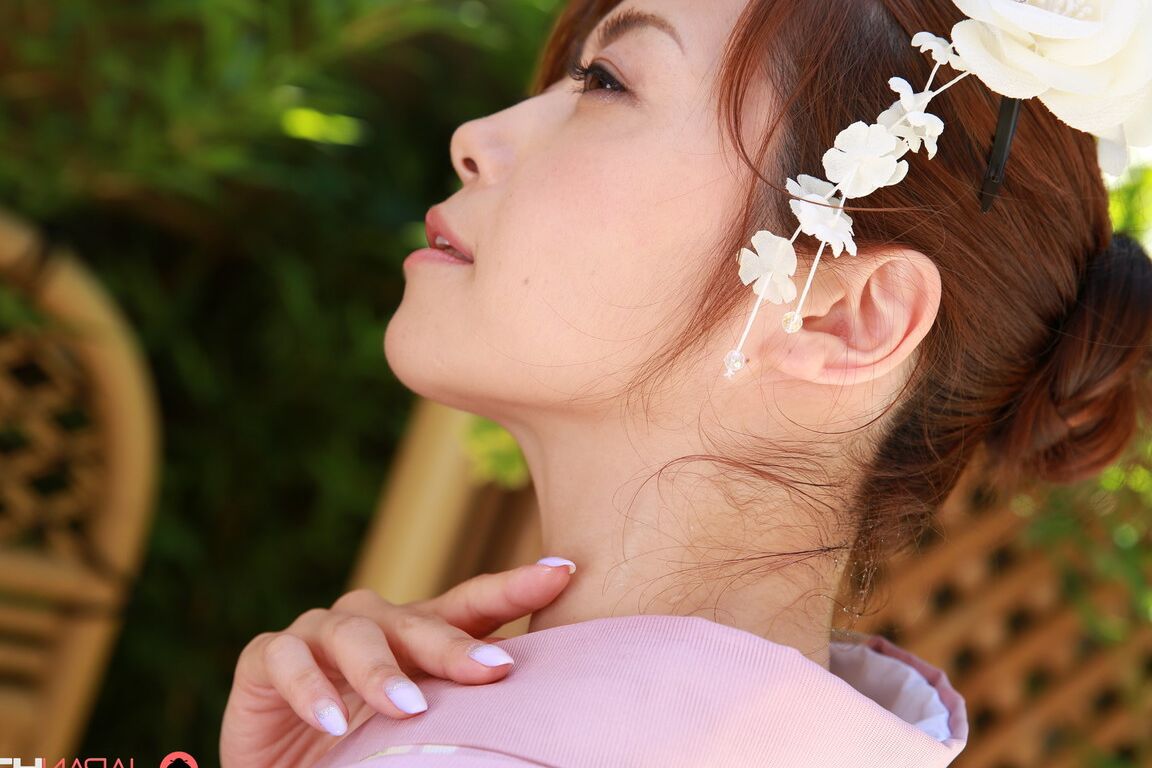 15P 日本人の美しさ北条麻妃が屋外の庭で茂みを見せます