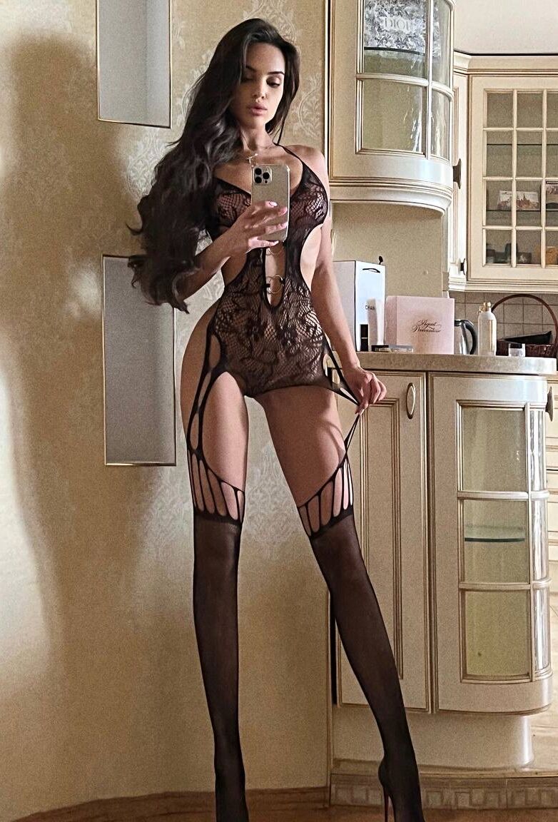 15P Morena glamorosa mostra seu corpo magro em lingerie preta