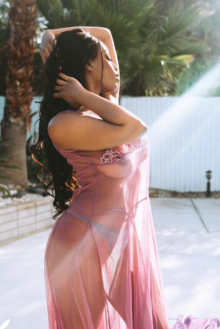 20P La hermosa negra Selene se burla con sus grandes tetas desnuda al aire libre