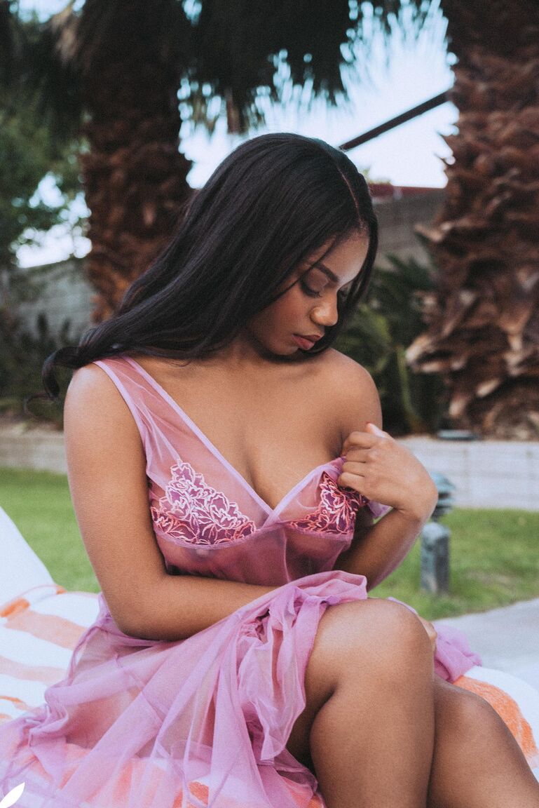 20P La hermosa negra Selene se burla con sus grandes tetas desnuda al aire libre