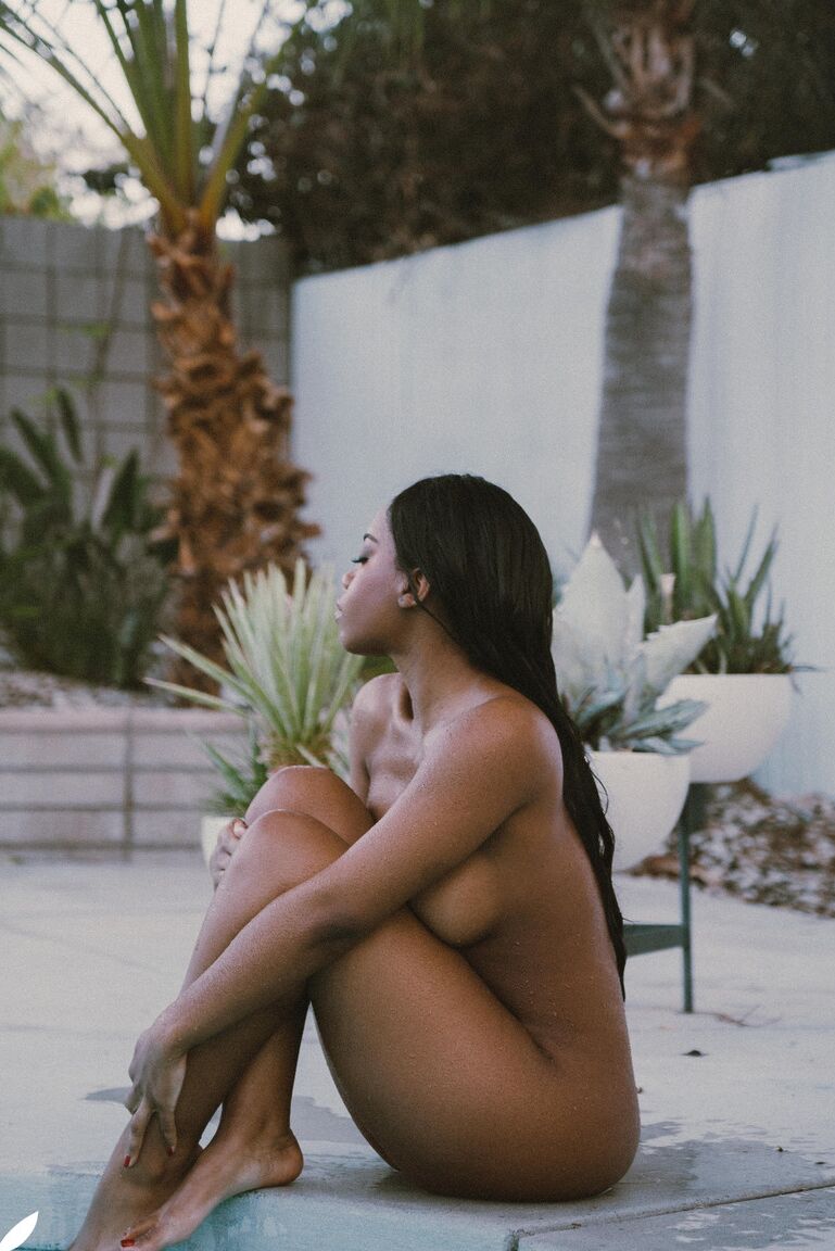 20P La hermosa negra Selene se burla con sus grandes tetas desnuda al aire libre