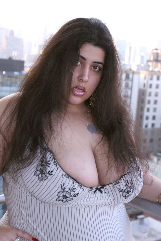 20P Morena BBW Sasha NYC exibe seus peitos grandes, dá cabeça e faz um tratamento facial enorme