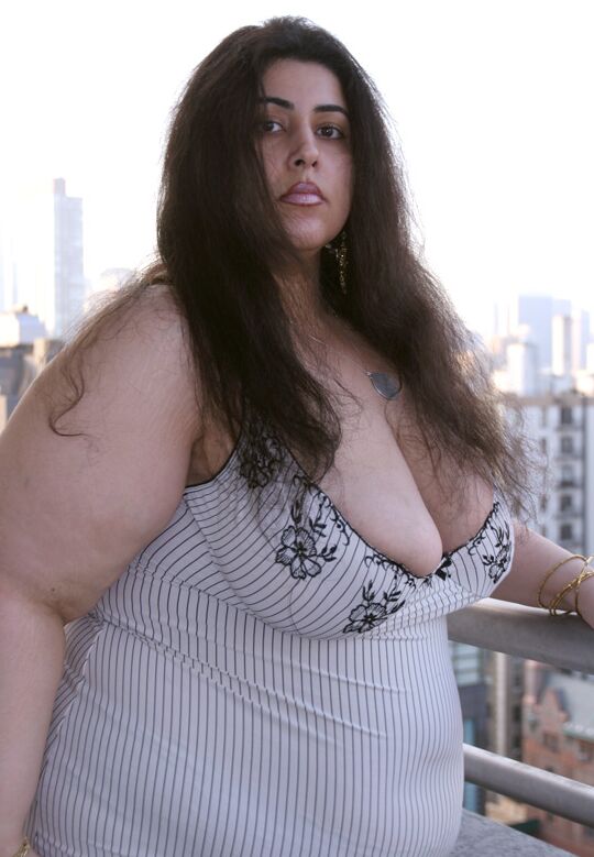 20P Morena BBW Sasha NYC exibe seus peitos grandes, dá cabeça e faz um tratamento facial enorme