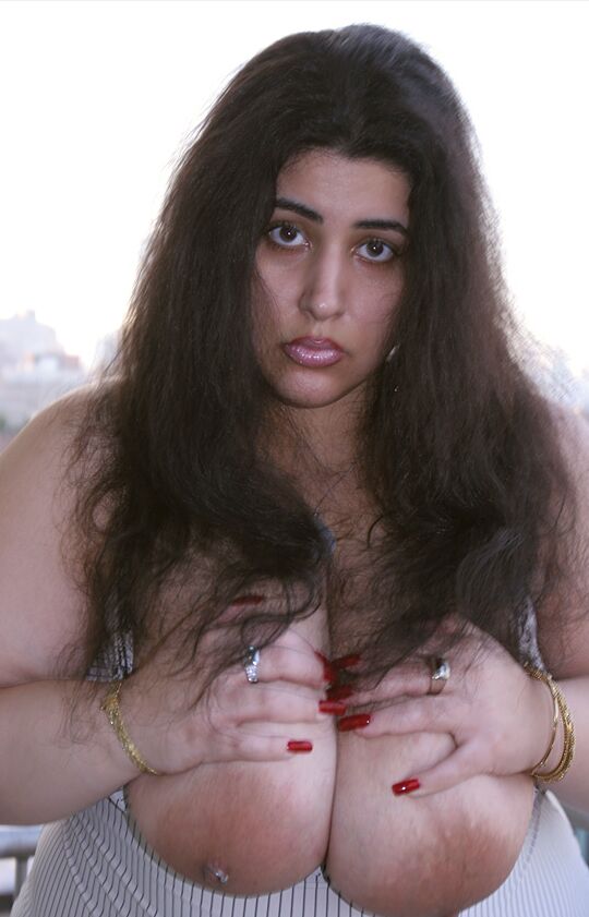 20P Morena BBW Sasha NYC exibe seus peitos grandes, dá cabeça e faz um tratamento facial enorme