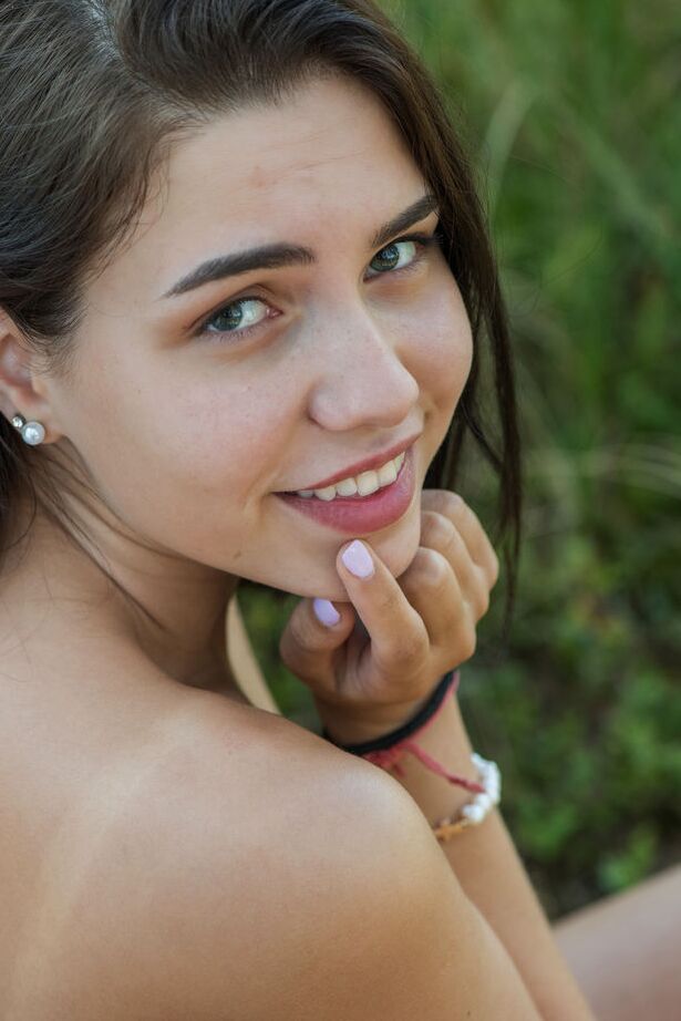 16P A adolescente morena Zhenya Mille vagueia pela costa completamente nua