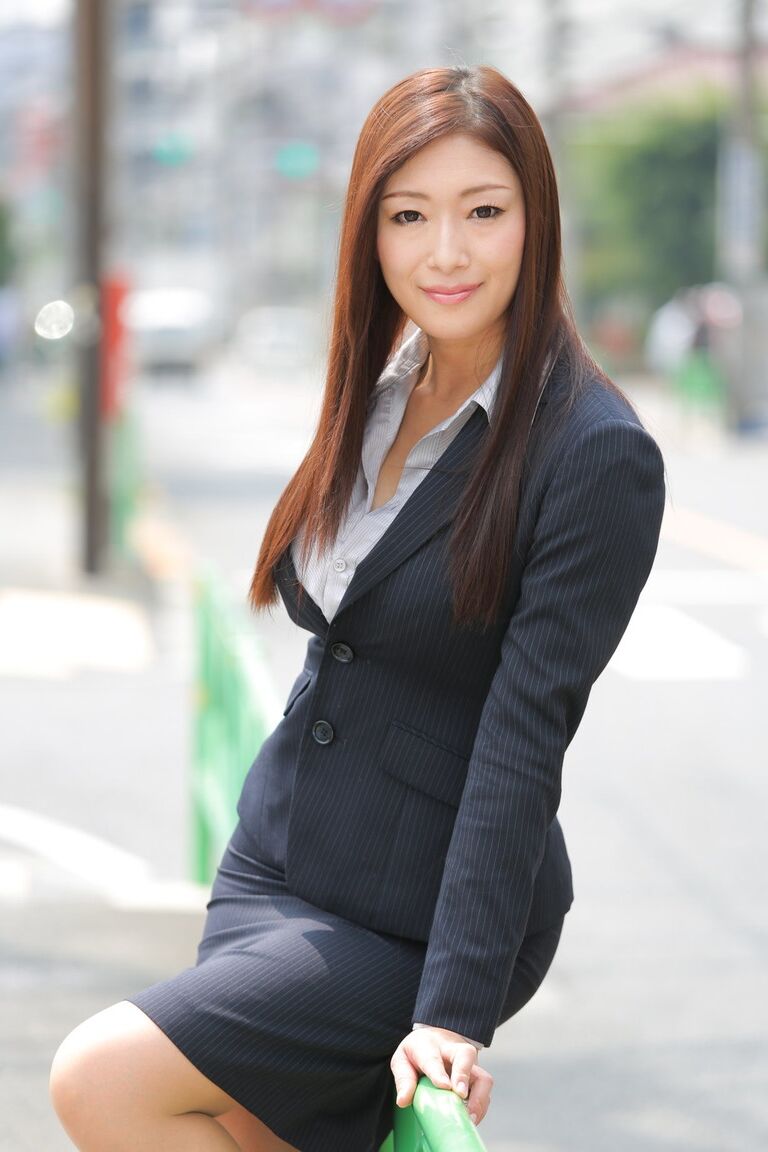 15P Japonesa MILF Reiko Kobayakawa exibe as pernas nuas em roupas de escritório