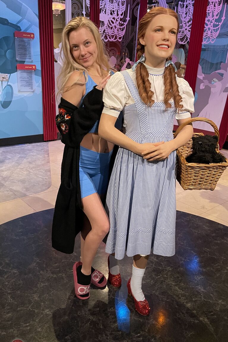 21P A adolescente amadora Riley Star revela sua buceta gostosa e seu cuzão em um solo