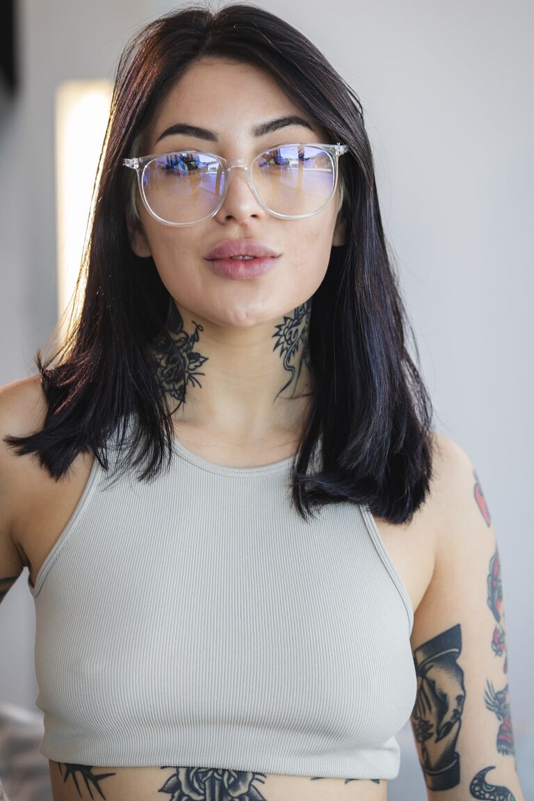 21P La sexy tatuada Tabatha Lust disfruta del sexo duro y salvaje y luego recibe un facial
