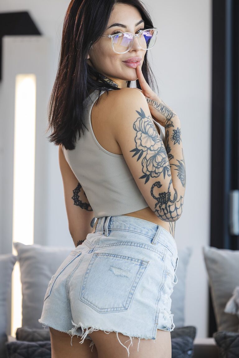 21P La sexy tatuada Tabatha Lust disfruta del sexo duro y salvaje y luego recibe un facial