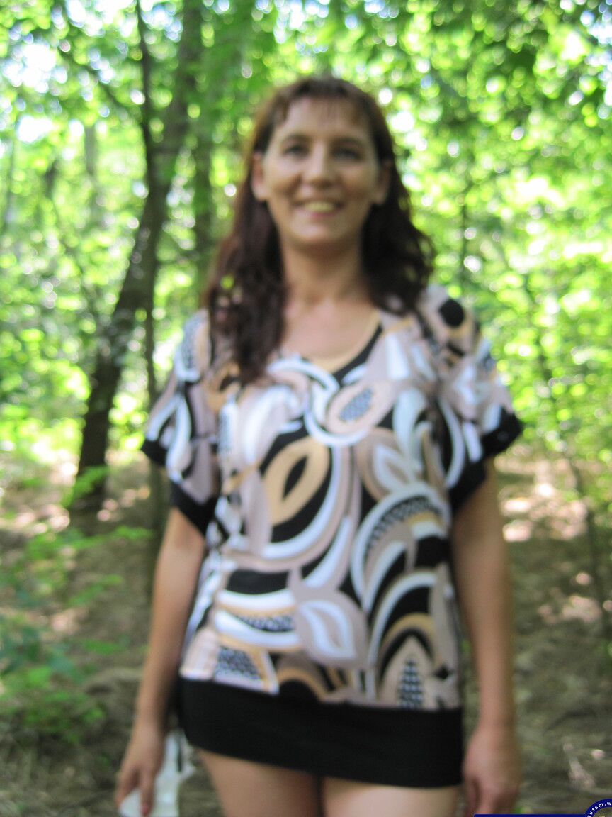 21P Amateur MILF with a hairy cunt Janella takes a piss in the forest