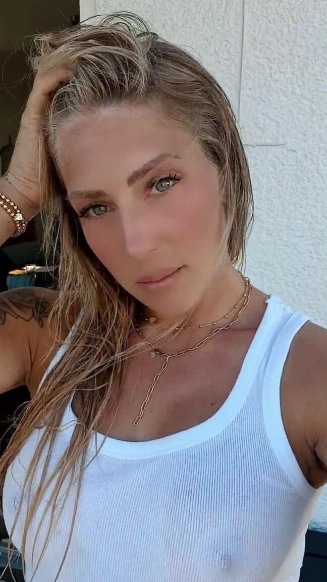 17P Nena glamorosa muestra su cuerpo perfecto