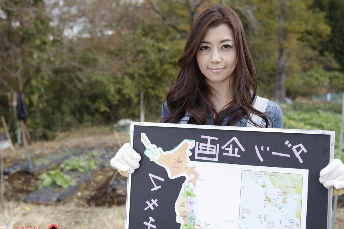 15P La MILF japonaise Maki Hojo expose son cul nu sur une chaussée