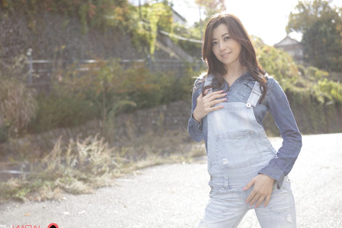 15P La MILF japonaise Maki Hojo expose son cul nu sur une chaussée