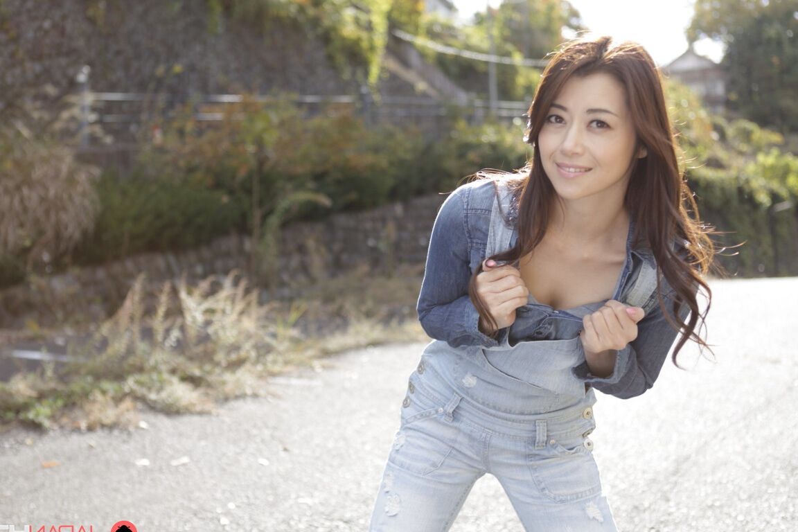 15P La MILF japonaise Maki Hojo expose son cul nu sur une chaussée