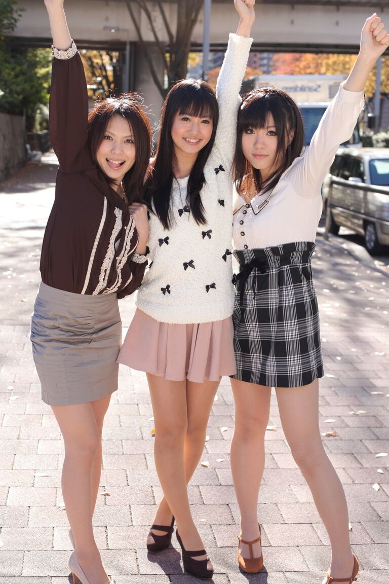 15P Drei japanische Mädchen in Röcken posieren im Freien für ein SFW-Shooting