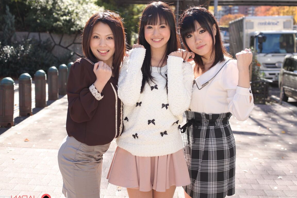 15P Drei japanische Mädchen in Röcken posieren im Freien für ein SFW-Shooting