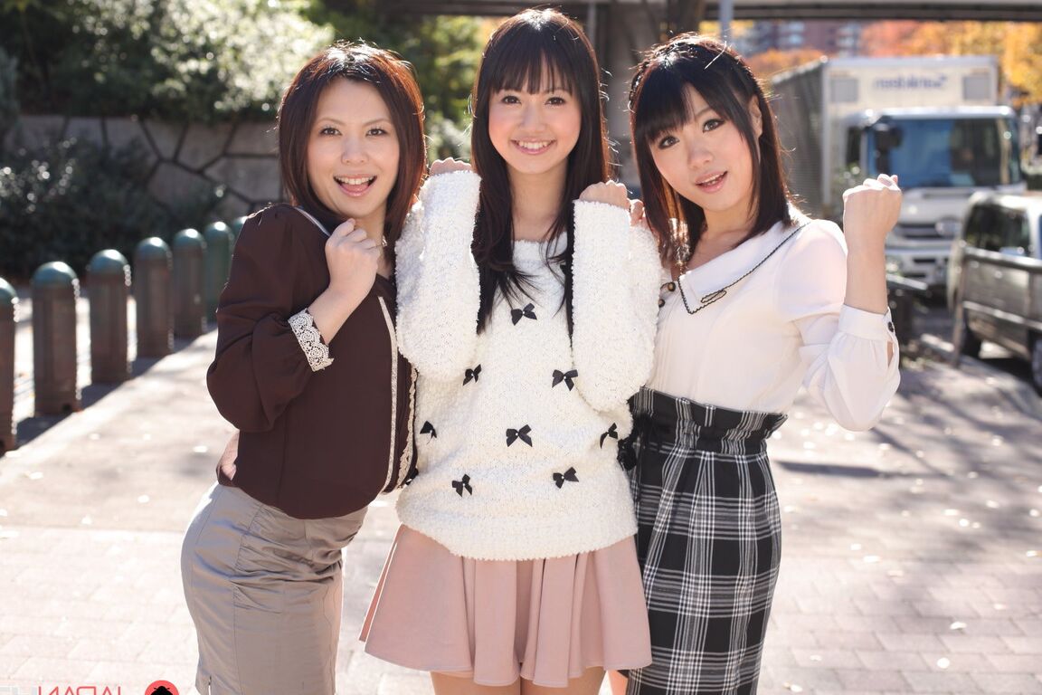 15P Drei japanische Mädchen in Röcken posieren im Freien für ein SFW-Shooting