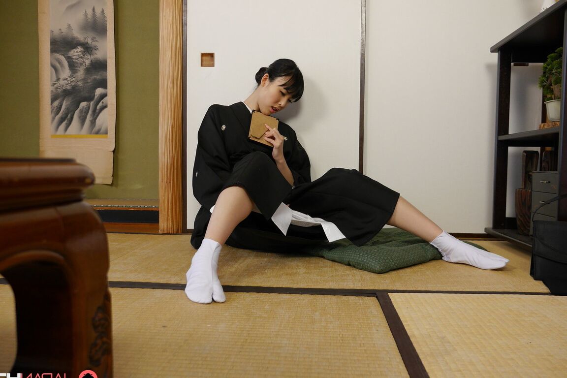 15P La japonaise Manami Ueno crache du sperme après avoir sucé une bite