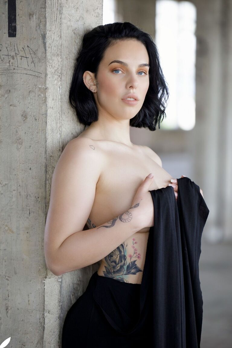 20P La hermosa morena Marisa Ehret muestra su impecable cuerpo desnudo