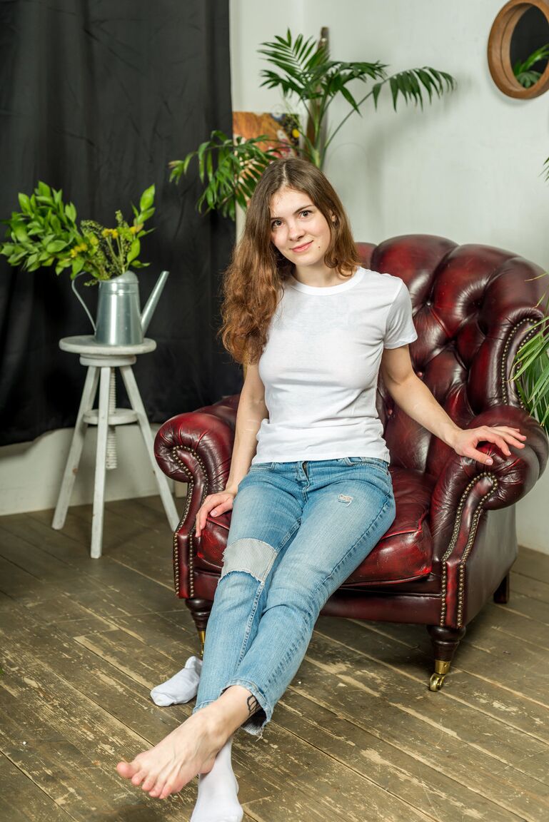 12P Garota da porta ao lado mostra a planta dos pés em jeans desbotados