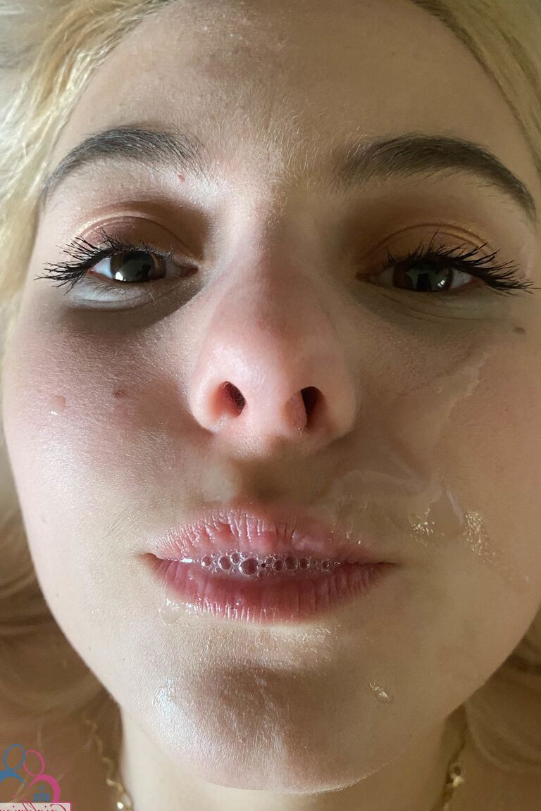21P Blonde Freundin Aria Banks entblößt ihre saftige Fotze und ihren großen Arsch in einem Solo