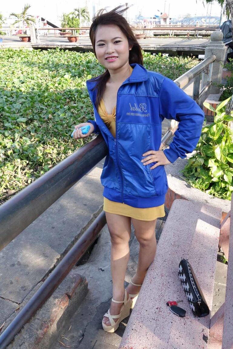 21P アジア人美女 Hang B がハメ撮りセックスのためにストリップしながら毛むくじゃらのマンコを間近で披露
