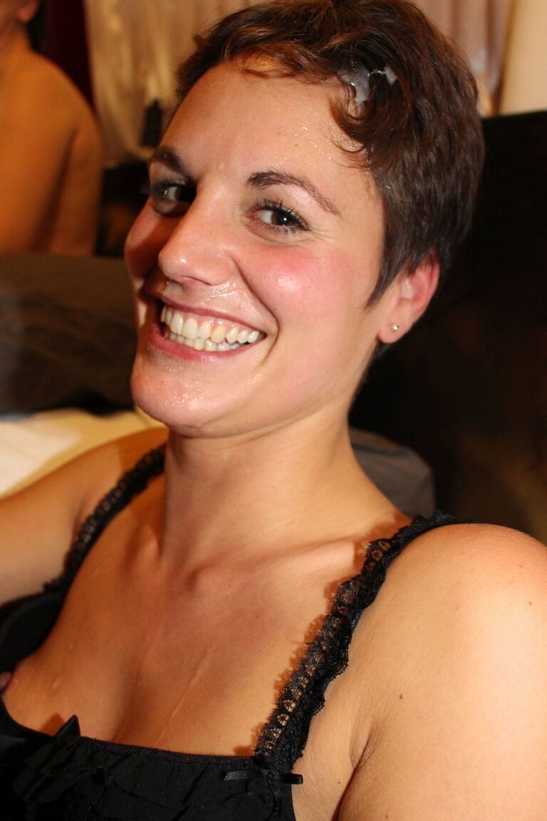 15P Une brune aux cheveux courts prend de grosses gaffes dans sa bouche avec d'autres filles