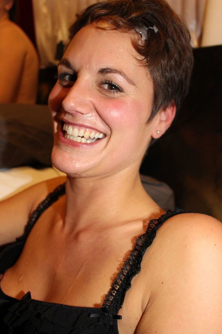 15P Une brune aux cheveux courts prend de grosses gaffes dans sa bouche avec d'autres filles