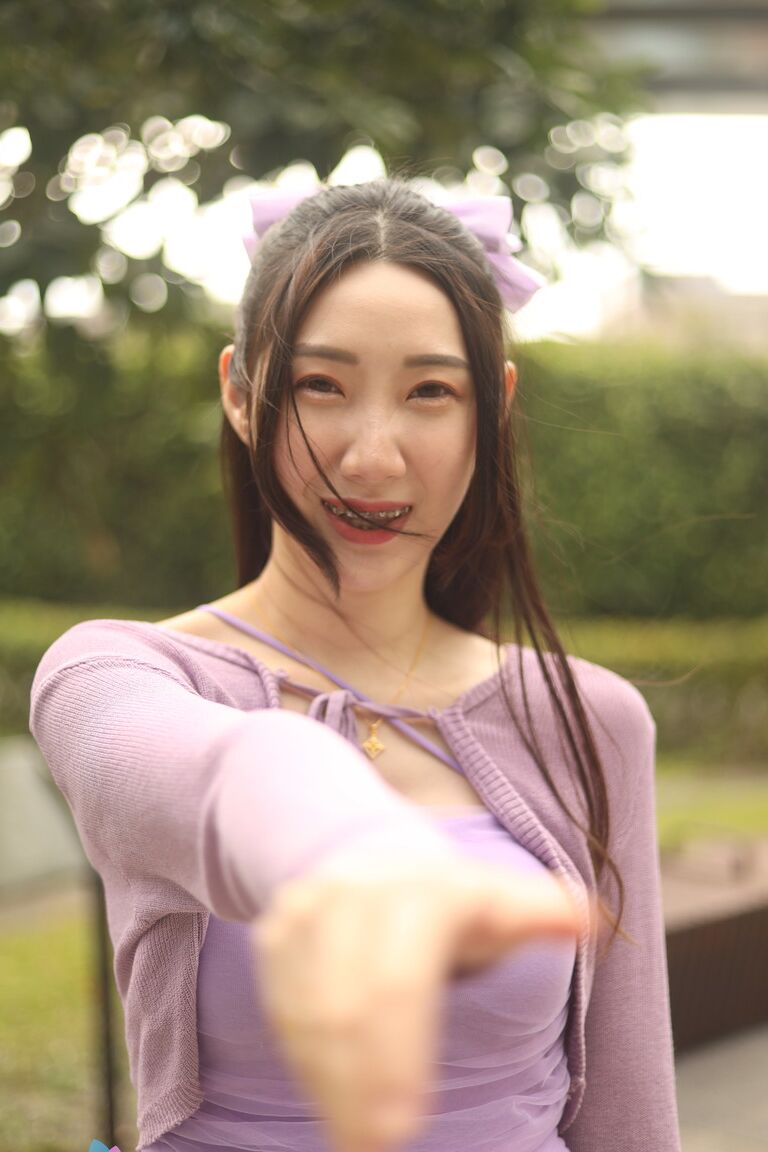 21P アジア人美女が熱いランジェリーでペニスに乗る前に普通の服装でポーズをとる