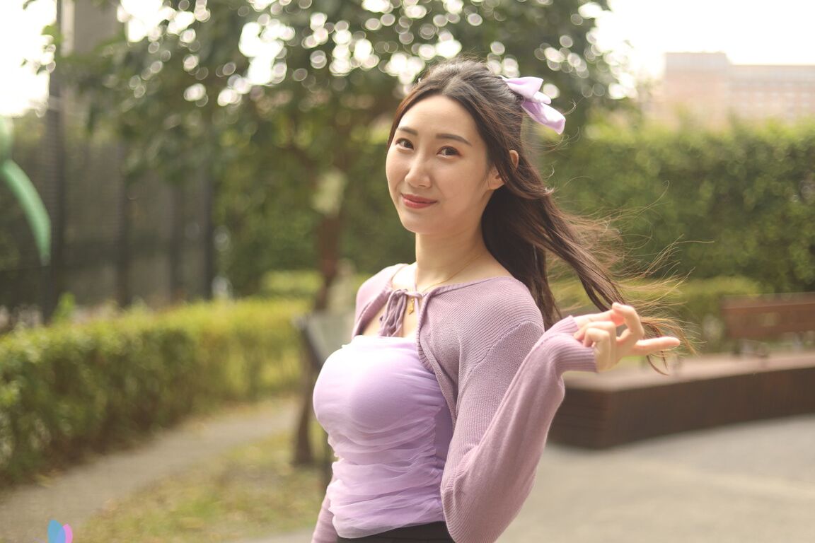 21P アジア人美女が熱いランジェリーでペニスに乗る前に普通の服装でポーズをとる