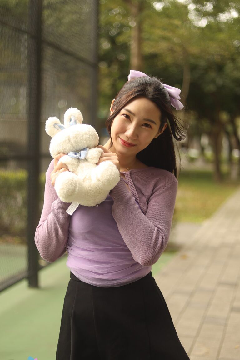 21P アジア人美女が熱いランジェリーでペニスに乗る前に普通の服装でポーズをとる