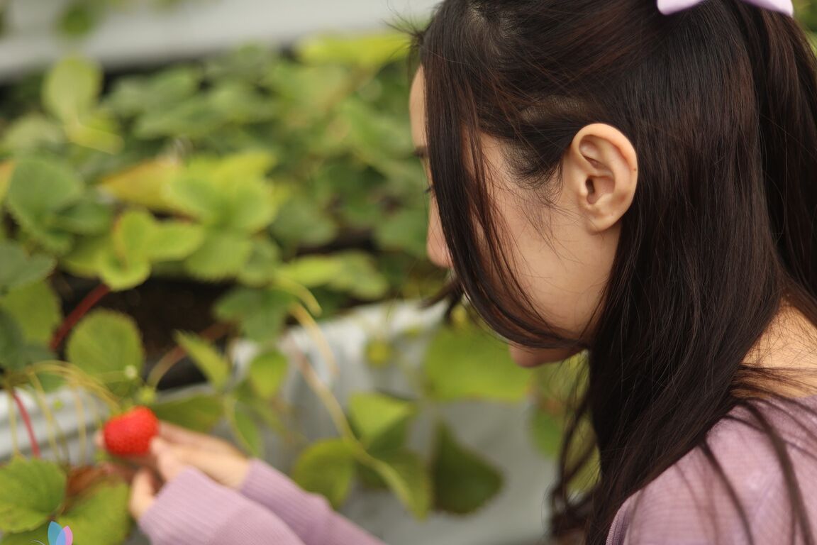 21P アジア人美女が熱いランジェリーでペニスに乗る前に普通の服装でポーズをとる