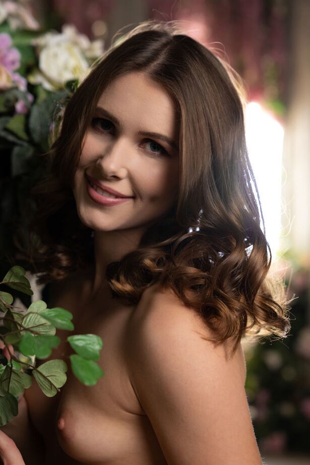 18P La belle fille Amber Pearl prend de superbes poses nues près des fleurs