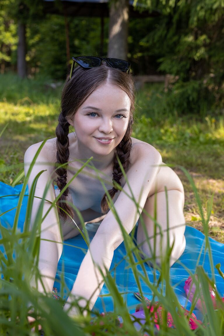 21P La encantadora adolescente Shea se quita el bikini y posa desnuda junto al río