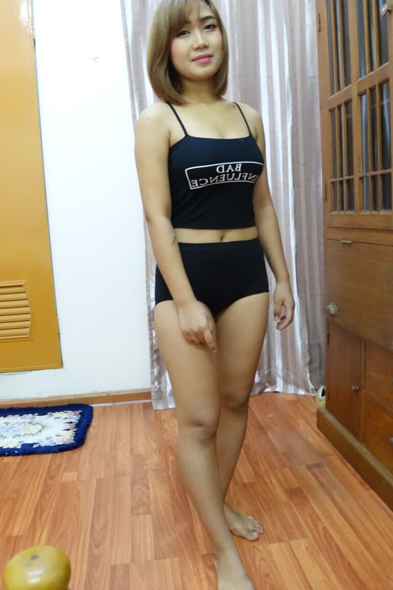 21P La pequeña asiática amateur Anza B muestra sus grandes tetas y su jugoso coño en la cama