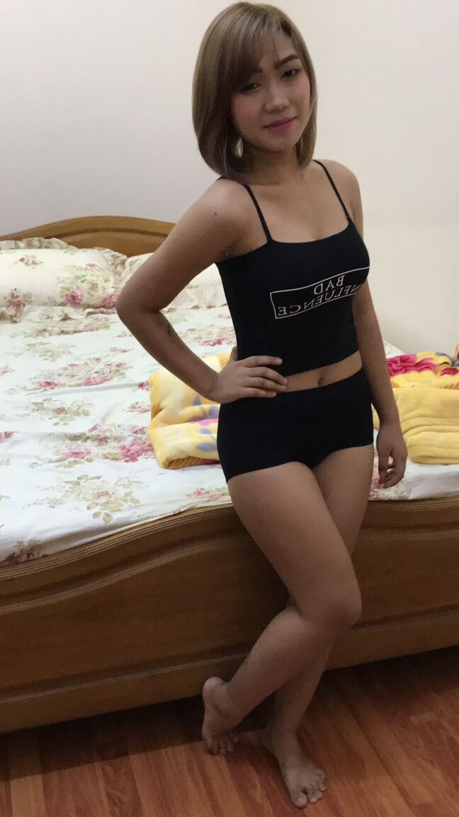 21P La pequeña asiática amateur Anza B muestra sus grandes tetas y su jugoso coño en la cama