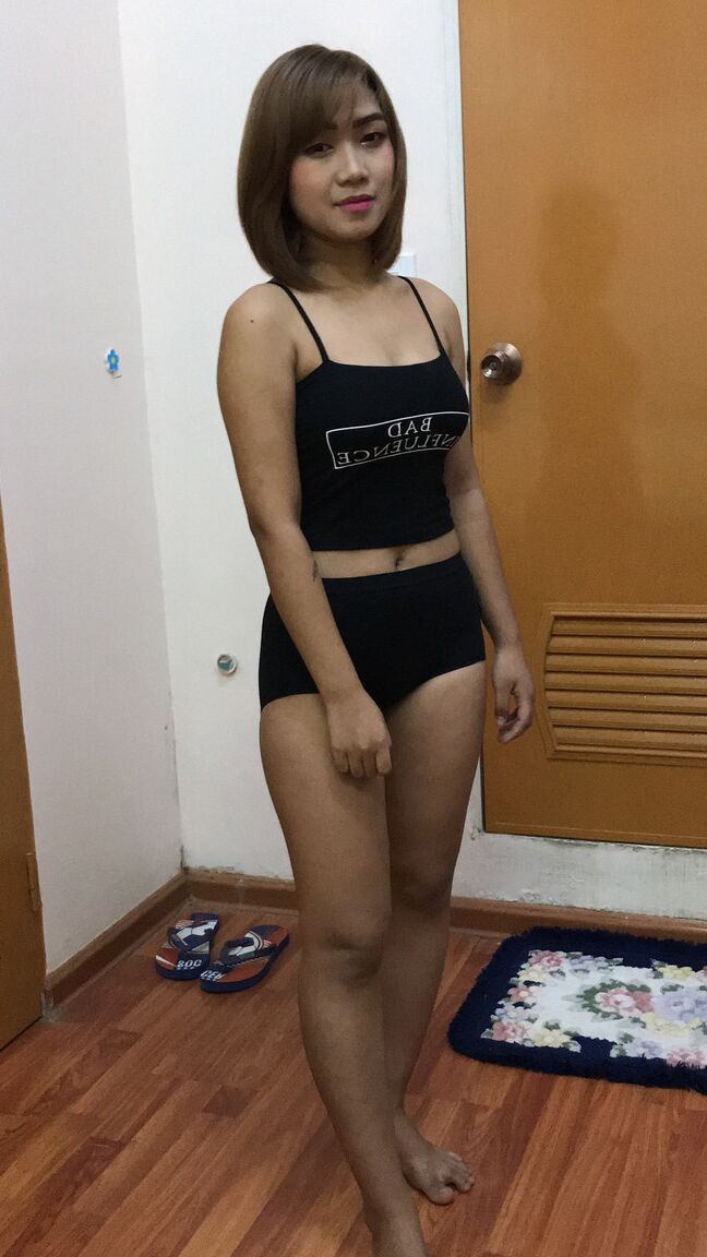 21P La pequeña asiática amateur Anza B muestra sus grandes tetas y su jugoso coño en la cama