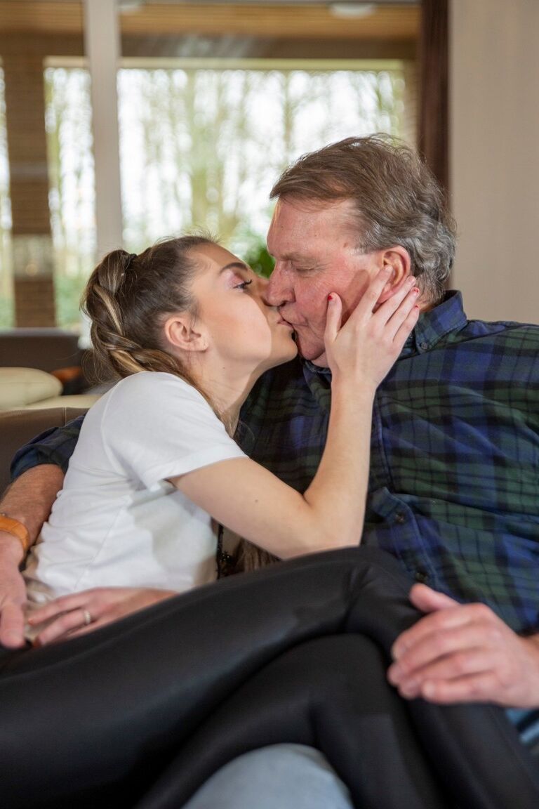 21P Teen Nicole Sweet mit Pferdeschwanz lässt einen alten Mann vor dem Sex ihre geile Muschi essen