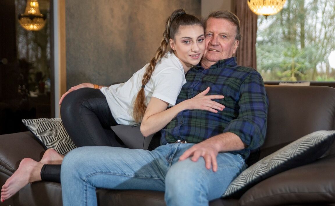 21P Teen Nicole Sweet mit Pferdeschwanz lässt einen alten Mann vor dem Sex ihre geile Muschi essen
