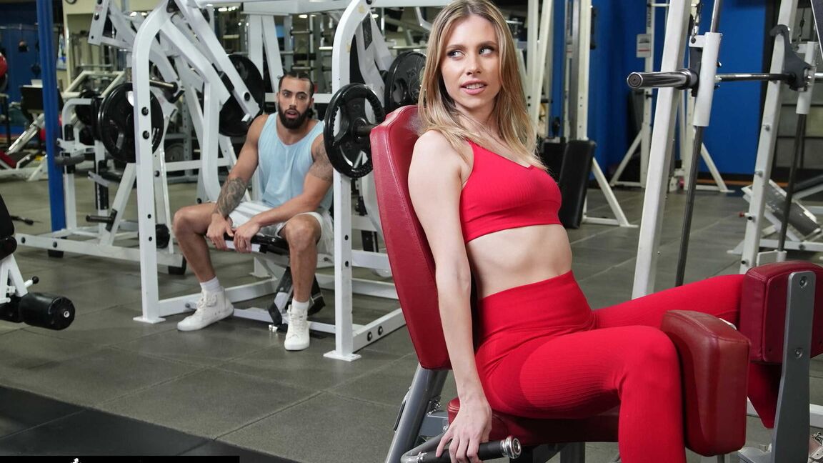 21P La sexy actriz porno Anya Olsen se quita las medias y es follada después del gimnasio