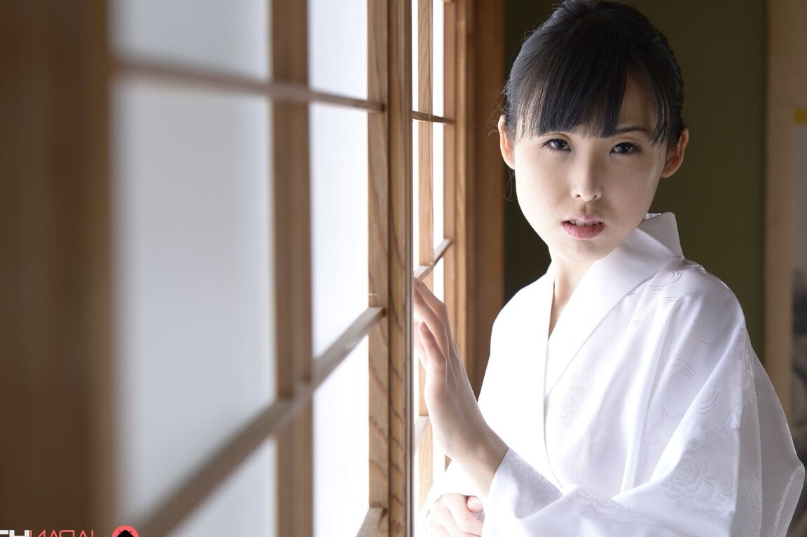 15P La beauté japonaise Manami Ueno se met nue en chaussettes blanches sur des coussins