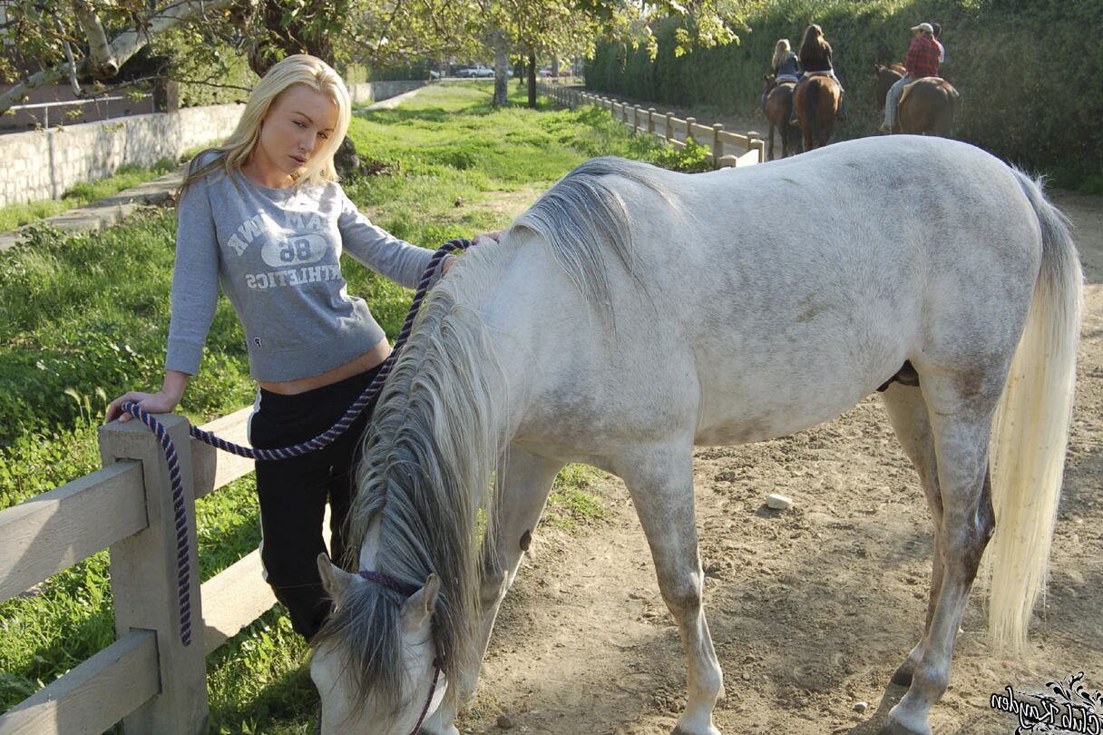 20 Fotos Loira Americana MILF Kayden Kross brinca com seu cavalo no rancho