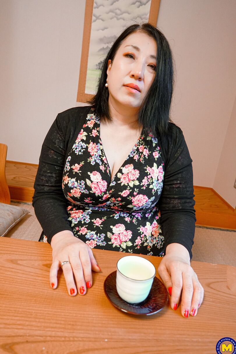20 fotos A mãe asiática gordinha Shizuka Nikaido fica nua e mostra seu grande e gordo espólio